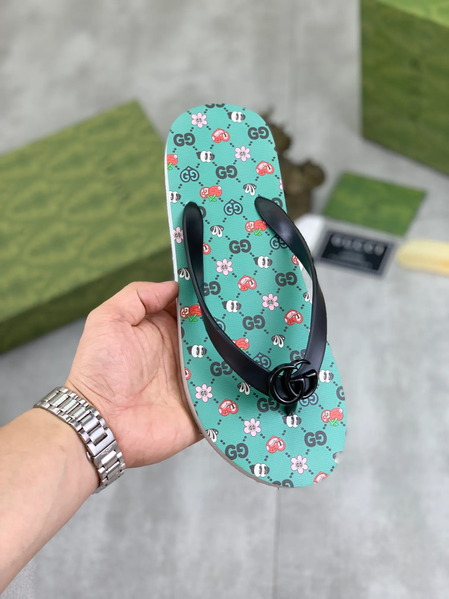 Men's men's shoes 💰P220💰【New style】🆘【GUCCI】Official website's popular Gucci adult couple 🧑‍🤝‍🧑 style, children's flip-flops are on sale at the counter simultaneously! Original fabric imported from Italy. Original bottom provided by the original factory. Size: Adult 36-45. Children’s size: 30-37. Multiple colors available.